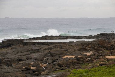 Kwazulu-Natal sahilindeki siyah kayalıklarda gelgit havuzu.