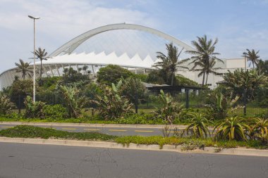 Bitkilerle çevrili Durban 'ın Musa mabhida stadyumunun manzarası