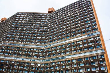 Bulutlu gökyüzüne karşı konut gökdeleniName