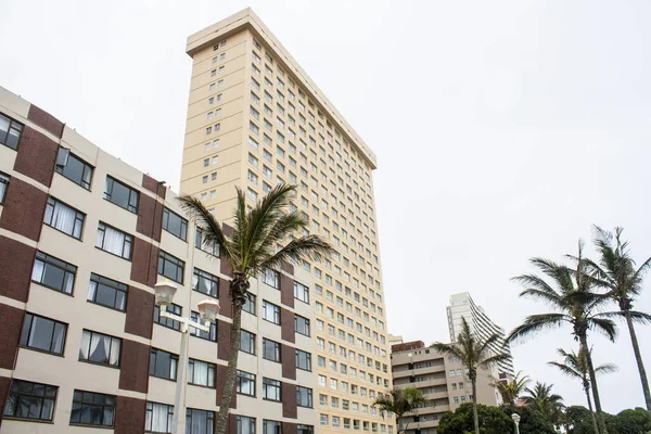 Groot Residentieel Wolkenkrabber Met Palmbomen Tegen Bewolkte Lucht — Stockfoto