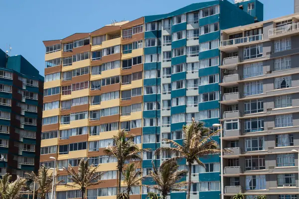 Tall Beachfront Buildings Palms Blue Cloudy Sky — Stock Photo, Image