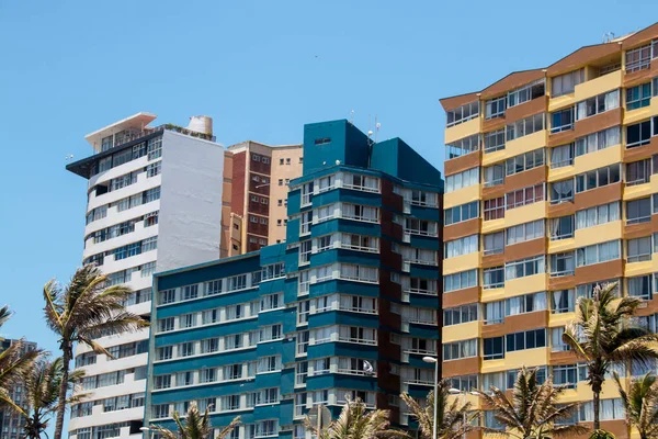 Colorati Edifici Residenziali Contro Cielo Blu Sul Lungomare Durban — Foto Stock