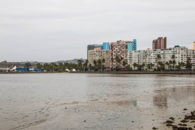 Binalar limanın karşısındaki durban geçidinde.