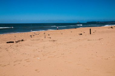 Dalgalar derin mavi denizi delip geçiyor.