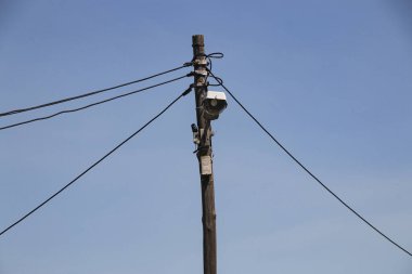 Elektrik kablolarının çıktığı tek sokak lambası.