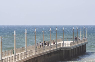 Sahile gidenler Durban Rıhtımında güneşin tadını çıkarıyorlar