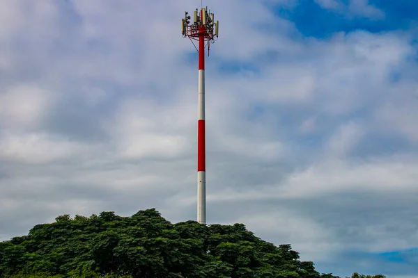 Telecommunications Transmitter Tall Red White Mast — Stock Photo, Image