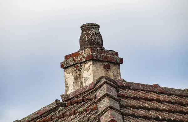 Antiguo Bote Chimenea Dilipidada Techo Baldosas Mal Estado —  Fotos de Stock