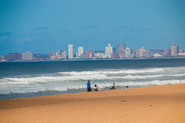 Durban, Güney Afrika sahillerinde balık tutan balıkçılar.