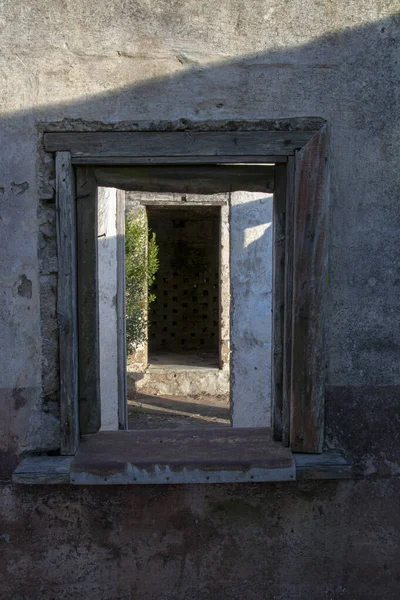 Dilipidated Building Missing Doors Windows — Stock Photo, Image