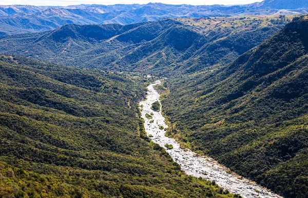 Río Que Fluye Través Del Valle Arbolado Empinado — Foto de Stock