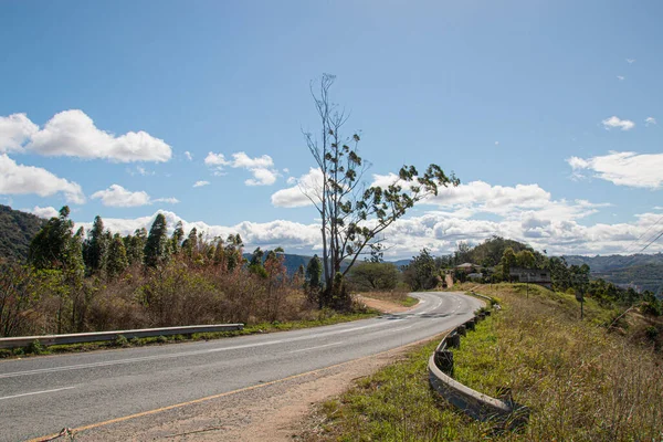 Estrada Alcatrão Sinuoso Através Zona Rural Seca — Fotografia de Stock