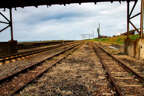 Kasserade Järnvägsspår Som Passerar Metallbro — Stockfoto