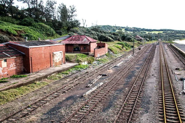 Vecchi Binari Ferroviari Con Edifici Mattoni Non Utilizzati Fatiscenti — Foto Stock