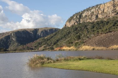 Rocky dağı, insan yapımı mavi göle doğru gidiyor.