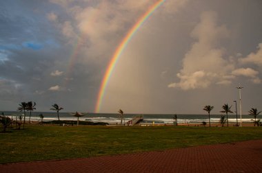 Durban, Güney Afrika 'da denize inen parlak gökkuşağı