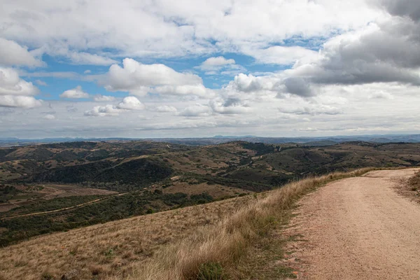 Kurvenreicher Feldweg Auf Einem Hügel Umgeben Von Trostloser Landschaft — Stockfoto