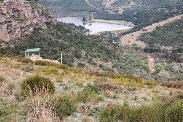 Dağın Tepesinden Bakan Insanlar Vadide Baraj Inşa Ettiler — Stok fotoğraf