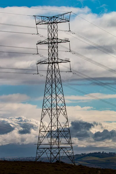 蓝云天下高耸的电塔 — 图库照片