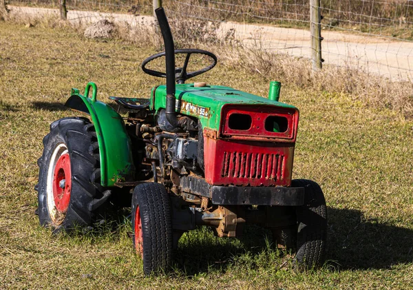 Starý Červený Zelený Farma Traktor Dlouhé Trávě — Stock fotografie