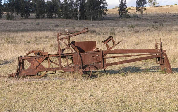 老旧生锈的农具被遗弃在田里 — 图库照片