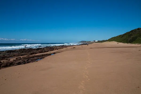 Estiramiento Playa Con Vegetación Con Rocas Capas Costa — Foto de Stock