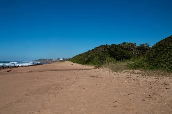 Étendue Plage Avec Végétation Avec Des Rochers Stratifiés Sur Raccourci — Photo