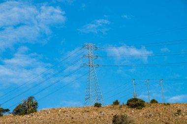 Stoney Hill 'in tepesinde elektrik hatları çalışıyor.