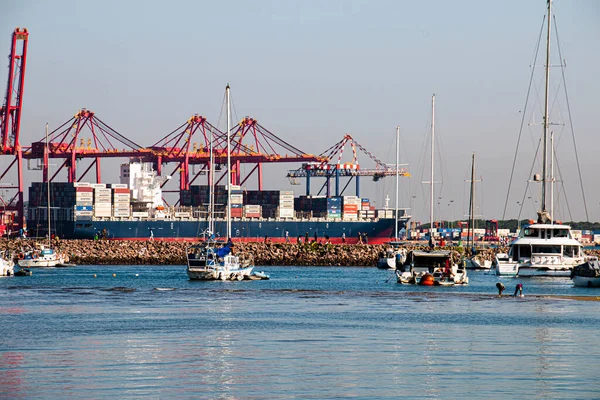 Durban Limanı Ndaki Yatlar Körfezin Karşısındaki Kargo Gemisi — Stok fotoğraf