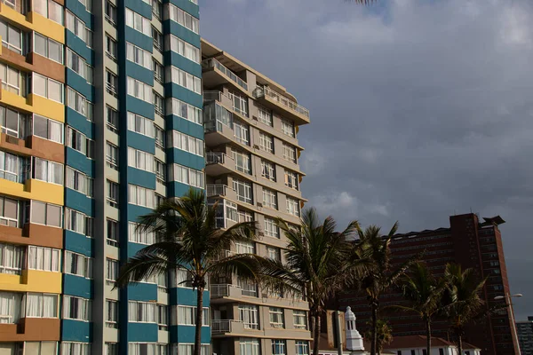 高耸的风景如画的建筑物 具有棕榈树的前景 — 图库照片