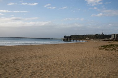 Arka planda iskele ve blöfle Durban plajı