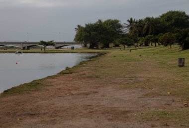 Durban 'ın umgeni nehri üzerindeki kemerli otoyol köprüsü