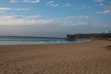 Arka planda blöfle denize açılan iskele