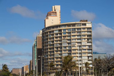 Durban 'ın sahil kenarındaki çekici, uzun apartmanlar.