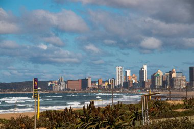Durban körfezi boyunca arkasında binalar olan bilimsel görüş
