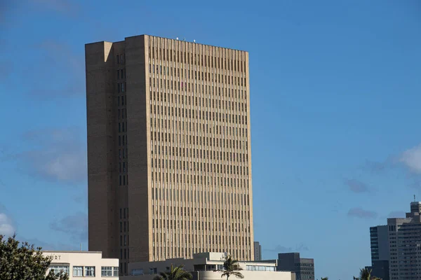 Edificio Alto Contra Cielo Azul Durban Central —  Fotos de Stock
