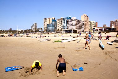 birçok kişi ve kürek Kayak 's üzerinde addington beach