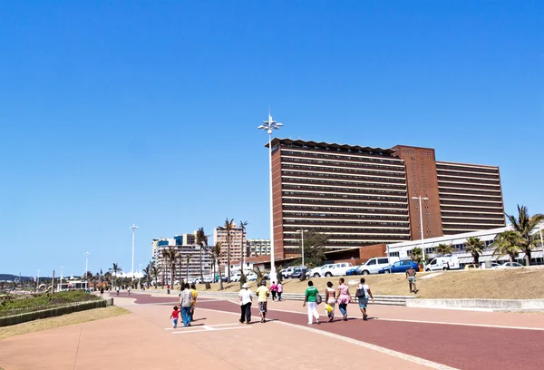 People Walk Along Promenede on Beach Front — Stock Photo, Image