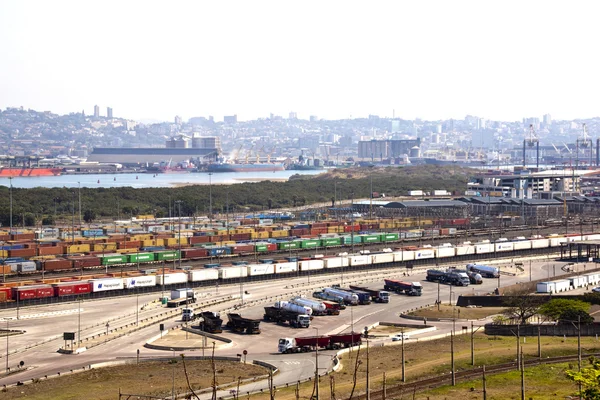 Contenedores contra Durban Harbor y City Skyline — Foto de Stock