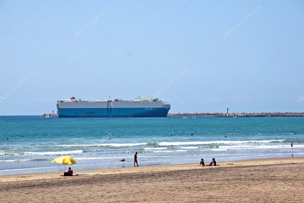 Duży statek wchodzi portu w durban w RPA Zdjęcie