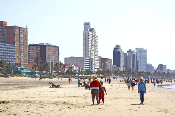 Ludzie wcześnie rano na plaży addington w durban — Zdjęcie stockowe