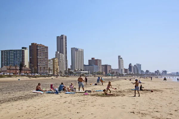 Beaucoup de gens et d'enfants profitent d'une journée à la plage — Photo