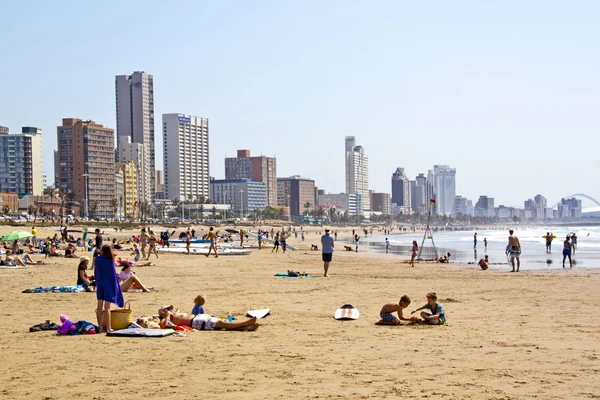 Beaucoup de gens apprécient tôt le matin sur la plage — Photo