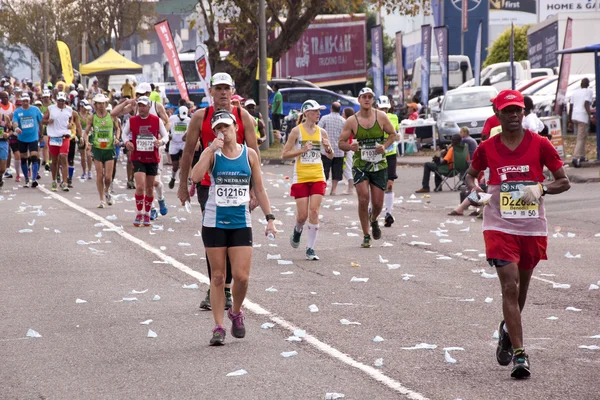 Compétiteurs fatigués rivalisent dans les camarades Ultra Marathon — Photo