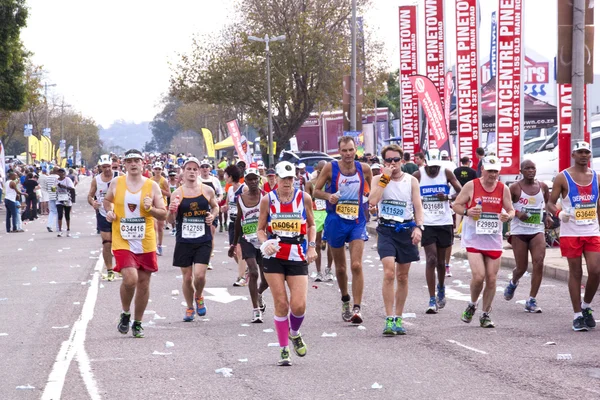 Mannlige og kvinnelige løpere på Comrades Ultra Marathon – stockfoto