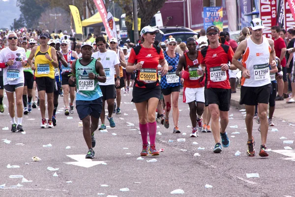 Maschio e femmina corridori a compagni Ultra Marathon — Foto Stock