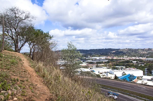 Sendero Beside Freeway Pasando Zona Industrial Construida — Foto de Stock