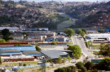 Arka planda Konut konut ile endüstriyel binalar