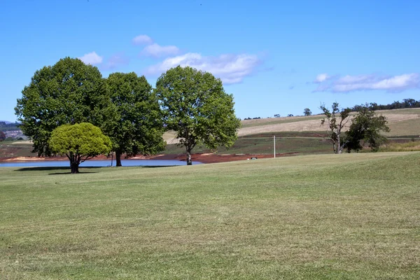 Picknickplats vid stranden av Midmar Dam — Stockfoto