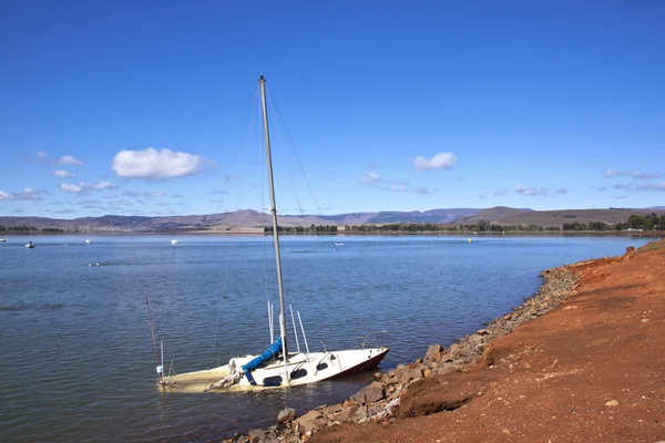 Yacht coulé au large des rives du barrage de Midmar — Photo